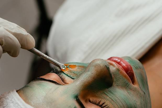 Aplicação de uma máscara facial